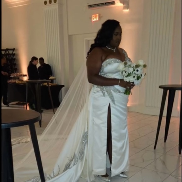 I am selling my DiDomenico custom wedding dress - Picture 2 of 5